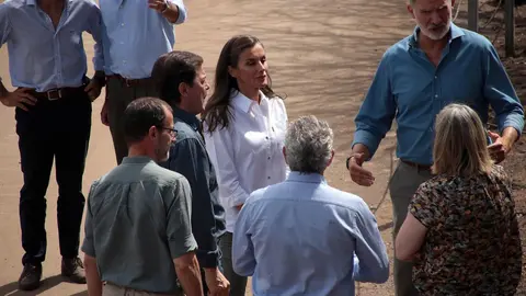 Los reyes, acompañados del presidente de la Junta, Alfonso Fernández Mañueco, el delegado del Gobierno, Nicanor Sen y la Ministra de Igualdad, Ana Redondo, visitan las principales zonas afectadas por los incendios forestales en el paraje de las Médulas. Foto: Peio García