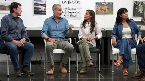 Los reyes, acompañados del presidente de la Junta, Alfonso Fernández Mañueco, el delegado del Gobierno, Nicanor Sen y la Ministra de Igualdad, Ana Redondo, visitan las principales zonas afectadas por los incendios forestales en el paraje de las Médulas. Foto: Peio García