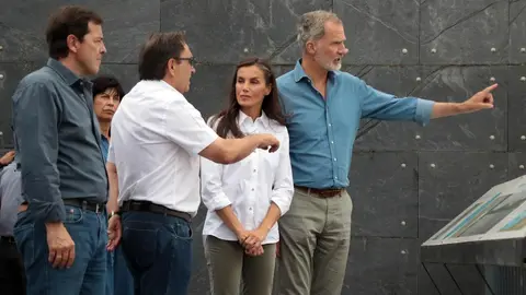 Los reyes, acompañados del presidente de la Junta, Alfonso Fernández Mañueco, el delegado del Gobierno, Nicanor Sen y la Ministra de Igualdad, Ana Redondo, visitan las principales zonas afectadas por los incendios forestales en el paraje de las Médulas. Foto: Peio García
