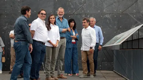 Los reyes, acompañados del presidente de la Junta, Alfonso Fernández Mañueco, el delegado del Gobierno, Nicanor Sen y la Ministra de Igualdad, Ana Redondo, visitan las principales zonas afectadas por los incendios forestales en el paraje de las Médulas. Foto: Peio García