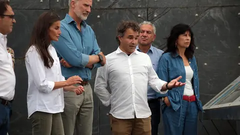 Los reyes, acompañados del presidente de la Junta, Alfonso Fernández Mañueco, el delegado del Gobierno, Nicanor Sen y la Ministra de Igualdad, Ana Redondo, visitan las principales zonas afectadas por los incendios forestales en el paraje de las Médulas. Foto: Peio García