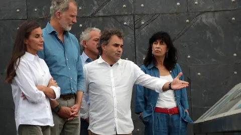 Los reyes, acompañados del presidente de la Junta, Alfonso Fernández Mañueco, el delegado del Gobierno, Nicanor Sen y la Ministra de Igualdad, Ana Redondo, visitan las principales zonas afectadas por los incendios forestales en el paraje de las Médulas. Foto: Peio García