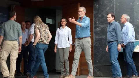 Los reyes, acompañados del presidente de la Junta, Alfonso Fernández Mañueco, el delegado del Gobierno, Nicanor Sen y la Ministra de Igualdad, Ana Redondo, visitan las principales zonas afectadas por los incendios forestales en el paraje de las Médulas. Foto: Peio García