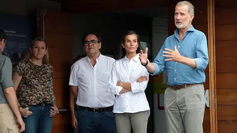 Los reyes, acompañados del presidente de la Junta, Alfonso Fernández Mañueco, el delegado del Gobierno, Nicanor Sen y la Ministra de Igualdad, Ana Redondo, visitan las principales zonas afectadas por los incendios forestales en el paraje de las Médulas. Foto: Peio García