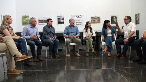 Los reyes, acompañados del presidente de la Junta, Alfonso Fernández Mañueco, el delegado del Gobierno, Nicanor Sen y la Ministra de Igualdad, Ana Redondo, visitan las principales zonas afectadas por los incendios forestales en el paraje de las Médulas. Foto: Peio García
