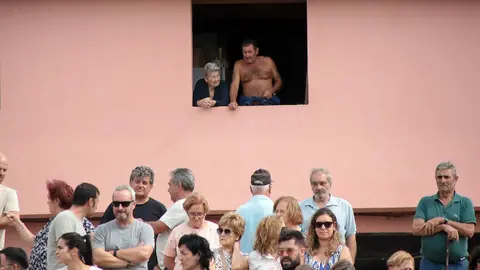 Los reyes, acompañados del presidente de la Junta, Alfonso Fernández Mañueco, el delegado del Gobierno, Nicanor Sen y la Ministra de Igualdad, Ana Redondo, visitan las principales zonas afectadas por los incendios forestales en el paraje de las Médulas. Foto: Peio García