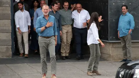 Los reyes, acompañados del presidente de la Junta, Alfonso Fernández Mañueco, el delegado del Gobierno, Nicanor Sen y la Ministra de Igualdad, Ana Redondo, visitan las principales zonas afectadas por los incendios forestales en el paraje de las Médulas. Foto: Peio García