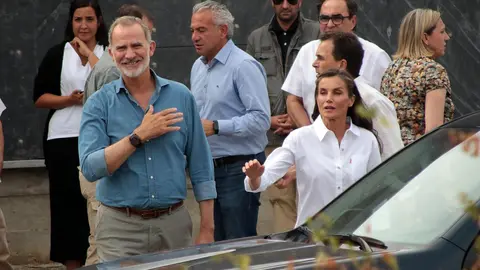 Los reyes, acompañados del presidente de la Junta, Alfonso Fernández Mañueco, el delegado del Gobierno, Nicanor Sen y la Ministra de Igualdad, Ana Redondo, visitan las principales zonas afectadas por los incendios forestales en el paraje de las Médulas. Foto: Peio García