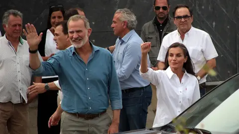 Los reyes, acompañados del presidente de la Junta, Alfonso Fernández Mañueco, el delegado del Gobierno, Nicanor Sen y la Ministra de Igualdad, Ana Redondo, visitan las principales zonas afectadas por los incendios forestales en el paraje de las Médulas. Foto: Peio García