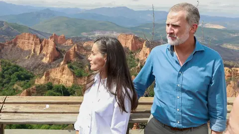 Los reyes, acompañados del presidente de la Junta, Alfonso Fernández Mañueco, el delegado del Gobierno, Nicanor Sen y la Ministra de Igualdad, Ana Redondo, visitan las principales zonas afectadas por los incendios forestales en el paraje de las Médulas. Foto: Casa Real