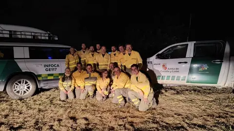 Miembros de Infoca de Andalucía colaboran en la extinción del incendio de Barniedo de la Reina (León)