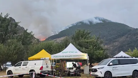 Miembros de Infoca de Andalucía colaboran en la extinción del incendio de Barniedo de la Reina (León)