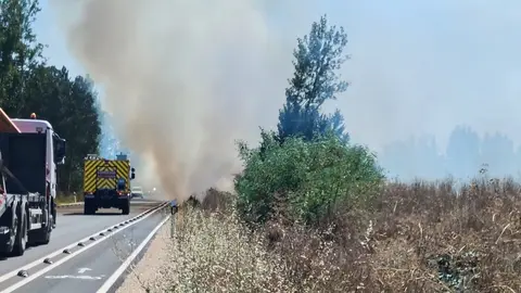 Los fuegos en La Robla, Cascantes y Azadinos obligan a retrasar la circulación de trenes en la línea León-La Robla