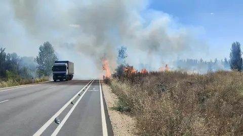 Los fuegos en La Robla, Cascantes y Azadinos obligan a retrasar la circulación de trenes en la línea León-La Robla