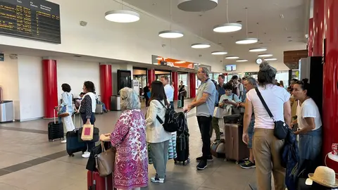 Los fuegos en La Robla, Cascantes y Azadinos obligan a retrasar la circulación de trenes en la línea León-La Robla