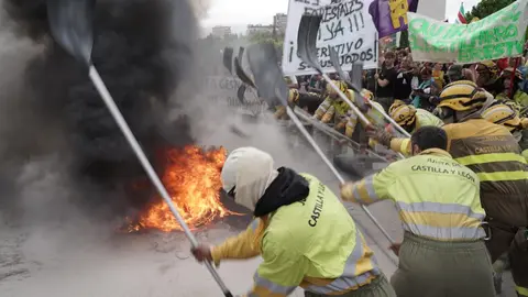 Una veintena de partidos políticos, sindicatos y organizaciones ciudadanas y vecinales han participado en una concentración frente al Parlamento autonómico para exigir al presidente de la Junta, Alfonso Fernández Mañueco, que cese al consejero de Medio Ambiente, Juan Carlos Suárez-Quiñones, por la gestión del operativo de incendios. Representantes de CSIF, UGT y CCOO se han sumado a la concentración. Fotos: Eduardo Margareto