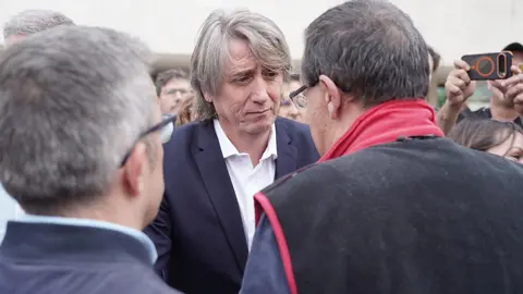 Una veintena de partidos políticos, sindicatos y organizaciones ciudadanas y vecinales han participado en una concentración frente al Parlamento autonómico para exigir al presidente de la Junta, Alfonso Fernández Mañueco, que cese al consejero de Medio Ambiente, Juan Carlos Suárez-Quiñones, por la gestión del operativo de incendios. Representantes de CSIF, UGT y CCOO se han sumado a la concentración. Fotos: Eduardo Margareto