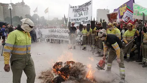 Una veintena de partidos políticos, sindicatos y organizaciones ciudadanas y vecinales han participado en una concentración frente al Parlamento autonómico para exigir al presidente de la Junta, Alfonso Fernández Mañueco, que cese al consejero de Medio Ambiente, Juan Carlos Suárez-Quiñones, por la gestión del operativo de incendios. Representantes de CSIF, UGT y CCOO se han sumado a la concentración. Fotos: Eduardo Margareto