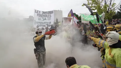 Una veintena de partidos políticos, sindicatos y organizaciones ciudadanas y vecinales han participado en una concentración frente al Parlamento autonómico para exigir al presidente de la Junta, Alfonso Fernández Mañueco, que cese al consejero de Medio Ambiente, Juan Carlos Suárez-Quiñones, por la gestión del operativo de incendios. Representantes de CSIF, UGT y CCOO se han sumado a la concentración. Fotos: Eduardo Margareto