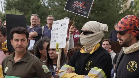 Una veintena de partidos políticos, sindicatos y organizaciones ciudadanas y vecinales han participado en una concentración frente al Parlamento autonómico para exigir al presidente de la Junta, Alfonso Fernández Mañueco, que cese al consejero de Medio Ambiente, Juan Carlos Suárez-Quiñones, por la gestión del operativo de incendios. Representantes de CSIF, UGT y CCOO se han sumado a la concentración. Fotos: Eduardo Margareto