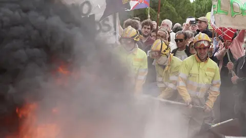 Una veintena de partidos políticos, sindicatos y organizaciones ciudadanas y vecinales han participado en una concentración frente al Parlamento autonómico para exigir al presidente de la Junta, Alfonso Fernández Mañueco, que cese al consejero de Medio Ambiente, Juan Carlos Suárez-Quiñones, por la gestión del operativo de incendios. Representantes de CSIF, UGT y CCOO se han sumado a la concentración. Fotos: Eduardo Margareto
