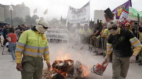 Una veintena de partidos políticos, sindicatos y organizaciones ciudadanas y vecinales han participado en una concentración frente al Parlamento autonómico para exigir al presidente de la Junta, Alfonso Fernández Mañueco, que cese al consejero de Medio Ambiente, Juan Carlos Suárez-Quiñones, por la gestión del operativo de incendios. Representantes de CSIF, UGT y CCOO se han sumado a la concentración. Fotos: Eduardo Margareto