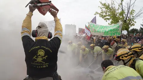Una veintena de partidos políticos, sindicatos y organizaciones ciudadanas y vecinales han participado en una concentración frente al Parlamento autonómico para exigir al presidente de la Junta, Alfonso Fernández Mañueco, que cese al consejero de Medio Ambiente, Juan Carlos Suárez-Quiñones, por la gestión del operativo de incendios. Representantes de CSIF, UGT y CCOO se han sumado a la concentración. Fotos: Eduardo Margareto