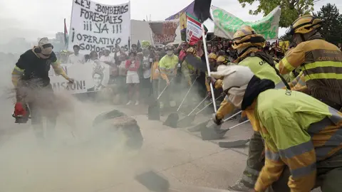 Una veintena de partidos políticos, sindicatos y organizaciones ciudadanas y vecinales han participado en una concentración frente al Parlamento autonómico para exigir al presidente de la Junta, Alfonso Fernández Mañueco, que cese al consejero de Medio Ambiente, Juan Carlos Suárez-Quiñones, por la gestión del operativo de incendios. Representantes de CSIF, UGT y CCOO se han sumado a la concentración. Fotos: Eduardo Margareto