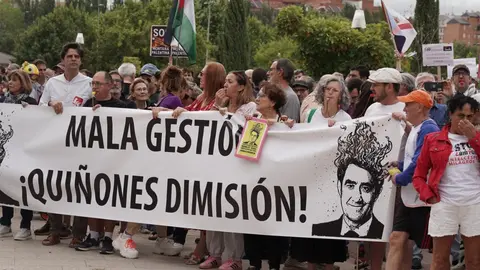 Una veintena de partidos políticos, sindicatos y organizaciones ciudadanas y vecinales han participado en una concentración frente al Parlamento autonómico para exigir al presidente de la Junta, Alfonso Fernández Mañueco, que cese al consejero de Medio Ambiente, Juan Carlos Suárez-Quiñones, por la gestión del operativo de incendios. Representantes de CSIF, UGT y CCOO se han sumado a la concentración. Fotos: Eduardo Margareto