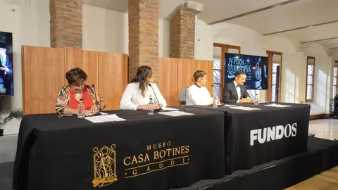 El director del Museo Casa Botines, Raúl Fernández Sobrino, acompañado por las jefas de Programas Públicos y Producción y Gestión Comercial de Fundos, Marta Sabugo y Andrea Méndez, y la concejala de Acción y Promoción Cultural del Ayuntamiento de León, presentan la IV Feria Modernista de León.