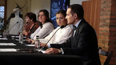 El director del Museo Casa Botines, Raúl Fernández Sobrino, acompañado por las jefas de Programas Públicos y Producción y Gestión Comercial de Fundos, Marta Sabugo y Andrea Méndez, y la concejala de Acción y Promoción Cultural del Ayuntamiento de León, presentan la IV Feria Modernista de León.