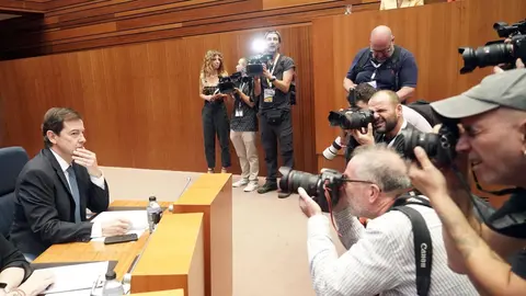 El presidente de la Junta, Alfonso Fernández Mañueco, durante el Pleno extraordinario de las Cortes. Foto: Rubén Cacho