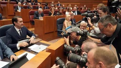 El presidente de la Junta, Alfonso Fernández Mañueco, durante el Pleno extraordinario de las Cortes. Foto: Rubén Cacho