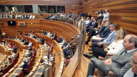El presidente de la Junta, Alfonso Fernández Mañueco, durante el Pleno extraordinario de las Cortes. Foto: Rubén Cacho