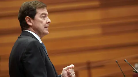 El presidente de la Junta, Alfonso Fernández Mañueco, durante el Pleno extraordinario de las Cortes. Foto: Rubén Cacho