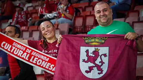 León se siente en la grada.