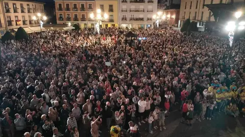 Ponferrada inició este viernes sus fiestas de la Encina con un pregón que quedará en la memoria colectiva. Leo Harlem, el humorista nacido en Matarrosa, fue el encargado de espolear con risas y recuerdos a cientos de bercianos y visitantes que se reunieron en la Plaza del Ayuntamiento de Ponferrada.