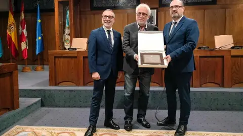 Ponferrada inició este viernes sus fiestas de la Encina con un pregón que quedará en la memoria colectiva. Leo Harlem, el humorista nacido en Matarrosa, fue el encargado de espolear con risas y recuerdos a cientos de bercianos y visitantes que se reunieron en la Plaza del Ayuntamiento de Ponferrada.