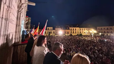 Ponferrada inició este viernes sus fiestas de la Encina con un pregón que quedará en la memoria colectiva. Leo Harlem, el humorista nacido en Matarrosa, fue el encargado de espolear con risas y recuerdos a cientos de bercianos y visitantes que se reunieron en la Plaza del Ayuntamiento de Ponferrada.