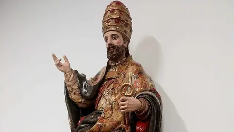 Riello devuelve la vida al arte popular de Omaña. El Ayuntamiento impulsa la restauración de esculturas e imágenes y refuerza su apuesta por el turismo cultural con rutas guiadas. Fotos de Margarita Álvarez Rodríguez