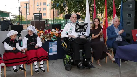 El ex jugador de baloncesto, apicultor, bombero y activista por los derechos de los enfermos de Esclerosis Lateral Amiotrófica, ELA Urbano González ofrece el pregón de las Fiestas de la Santina y San Froilán de la Casa de Asturias en León. Fotos: Peio García / Ayto Leon
