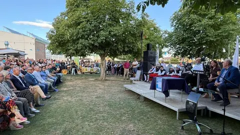 El ex jugador de baloncesto, apicultor, bombero y activista por los derechos de los enfermos de Esclerosis Lateral Amiotrófica, ELA Urbano González ofrece el pregón de las Fiestas de la Santina y San Froilán de la Casa de Asturias en León. Fotos: Peio García / Ayto Leon