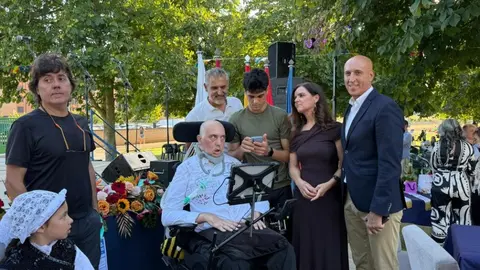 El ex jugador de baloncesto, apicultor, bombero y activista por los derechos de los enfermos de Esclerosis Lateral Amiotrófica, ELA Urbano González ofrece el pregón de las Fiestas de la Santina y San Froilán de la Casa de Asturias en León. Fotos: Peio García / Ayto Leon