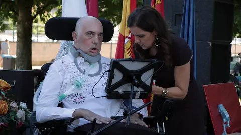 El ex jugador de baloncesto, apicultor, bombero y activista por los derechos de los enfermos de Esclerosis Lateral Amiotrófica, ELA Urbano González ofrece el pregón de las Fiestas de la Santina y San Froilán de la Casa de Asturias en León. Fotos: Peio García / Ayto Leon