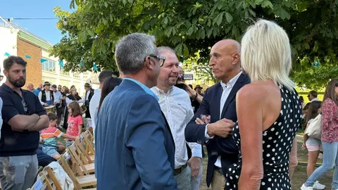 El ex jugador de baloncesto, apicultor, bombero y activista por los derechos de los enfermos de Esclerosis Lateral Amiotrófica, ELA Urbano González ofrece el pregón de las Fiestas de la Santina y San Froilán de la Casa de Asturias en León. Fotos: Peio García / Ayto Leon