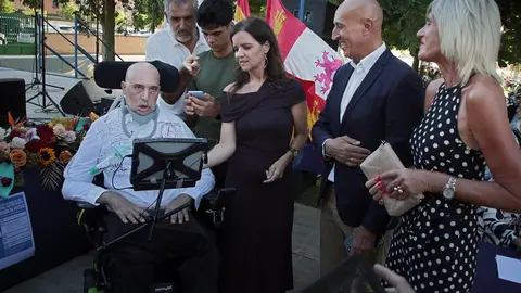 El ex jugador de baloncesto, apicultor, bombero y activista por los derechos de los enfermos de Esclerosis Lateral Amiotrófica, ELA Urbano González ofrece el pregón de las Fiestas de la Santina y San Froilán de la Casa de Asturias en León. Fotos: Peio García / Ayto Leon