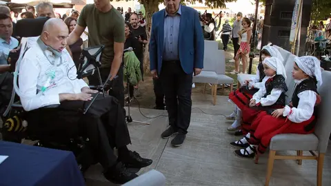 El ex jugador de baloncesto, apicultor, bombero y activista por los derechos de los enfermos de Esclerosis Lateral Amiotrófica, ELA Urbano González ofrece el pregón de las Fiestas de la Santina y San Froilán de la Casa de Asturias en León. Fotos: Peio García / Ayto Leon