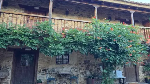 Santa Colomba de Somoza celebra el éxito multitudinario de sus patios abiertos. Más de 60 artesanos y miles de visitantes reafirman a la feria 'Patios con Arte' como referente cultural y rural de la Maragatería. Fotos: Carlos Calvo