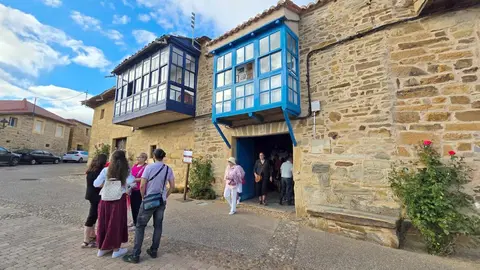 Santa Colomba de Somoza celebra el éxito multitudinario de sus patios abiertos. Más de 60 artesanos y miles de visitantes reafirman a la feria 'Patios con Arte' como referente cultural y rural de la Maragatería. Fotos: Carlos Calvo