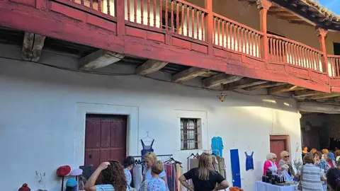 Santa Colomba de Somoza celebra el éxito multitudinario de sus patios abiertos. Más de 60 artesanos y miles de visitantes reafirman a la feria 'Patios con Arte' como referente cultural y rural de la Maragatería. Fotos: Carlos Calvo